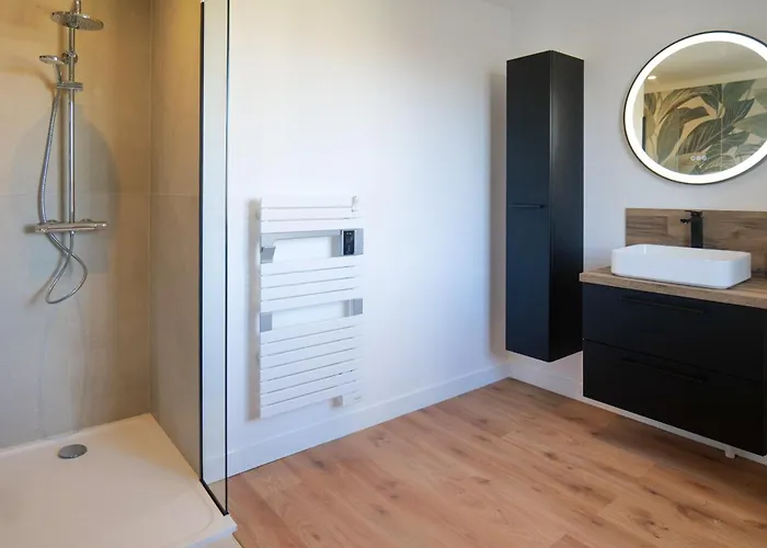 Tres Jolie Maison - Piscine & Jacuzzi - - 9 Personnes *