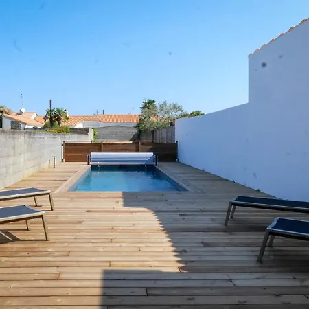 Holiday home Tres Jolie Maison - Piscine & Jacuzzi - - 9 Personnes *