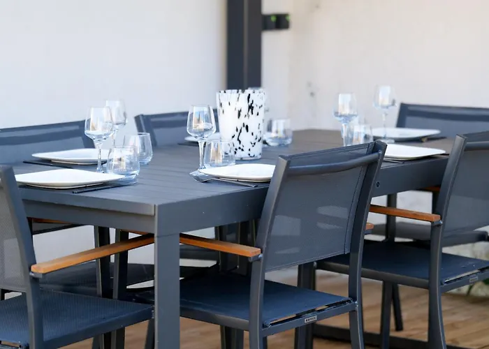 Tres Jolie Maison - Piscine & Jacuzzi - - 9 Personnes *